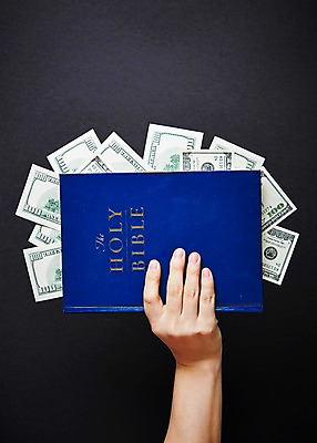 포토 JPG 스튜디오촬영 손 기독교 종교 백그라운드 지폐 돈 종교용품 기독교용품 한손 실내 한명 들기 신체부위 책 금융 경제 달러 성경 오브젝트 국내포토 1 모션 사람 내부 재산 파일형식