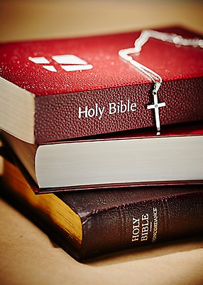 포토 JPG 스튜디오촬영 기독교 종교 백그라운드 십자가 목걸이 장신구 종교용품 기독교용품 실내 근접촬영 사람없음 아웃포커스 책 쌓기 성경 오브젝트 국내포토 뷰포인트 모션 촬영기법 내부 파일형식