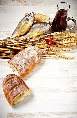 포토 JPG 스튜디오촬영 기독교 종교 음료 음식 빵 백그라운드 십자가 종교용품 유리병 기독교용품 곡류 실내 어류 사람없음 와인 병 오브젝트 보리 오병이어 국내포토 식기 병_용기 주류 내부 수중동물 파일형식