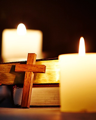 포토 JPG 스튜디오촬영 기독교 종교 백그라운드 십자가 초 촛불 종교용품 기독교용품 실내 근접촬영 사람없음 아웃포커스 책 쌓기 성경 오브젝트 국내포토 뷰포인트 모션 촬영기법 내부 파일형식