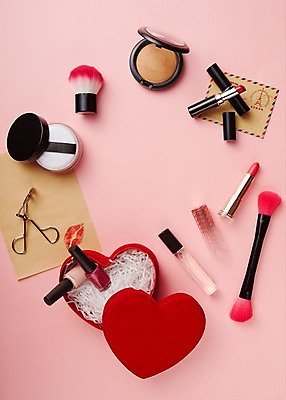 포토 JPG 스튜디오촬영 종이 생활용품 실내 선물 사람없음 상자 화장 뷰티 화장품 립스틱 화장용품 하트 붓 미용용품 볼터치 오브젝트 매니큐어 파우더 입술모양 뷰러 분 국내포토 모양 내부 파일형식