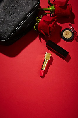 포토 JPG 스튜디오촬영 식물 꽃 컬러 생활용품 실내 그림자 근접촬영 사람없음 빨간색 화장 뷰티 장미 화장품 립스틱 화장용품 미용용품 오브젝트 아이섀도 파우치 국내포토 뷰포인트 가방 내부 파일형식