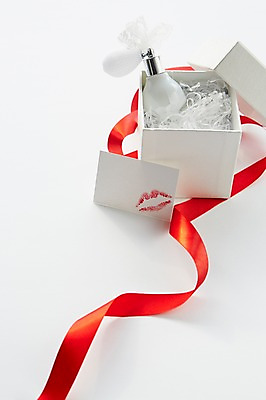 포토 JPG 스튜디오촬영 리본 종이 생활용품 실내 선물 근접촬영 사람없음 아웃포커스 상자 화장 뷰티 화장품 립스틱 화장용품 미용용품 끈 향수 입술 오브젝트 입술모양 키스마크 국내포토 모양 뷰포인트 촬영기법 내부 신체부위 파일형식