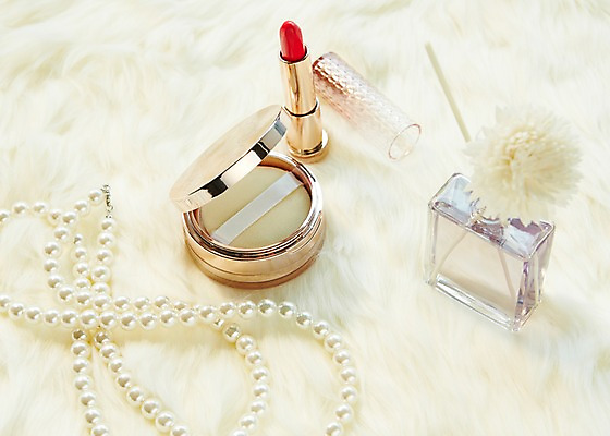 포토 JPG 스튜디오촬영 생활용품 목걸이 실내 근접촬영 사람없음 아웃포커스 화장 뷰티 화장품 립스틱 화장용품 미용용품 향수 오브젝트 진주 파우더 국내포토 뷰포인트 장신구 촬영기법 내부 보석 파일형식