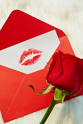 포토 JPG 스튜디오촬영 식물 꽃 컬러 편지봉투 실내 근접촬영 사람없음 아웃포커스 빨간색 뷰티 장미 립스틱 편지 입술 오브젝트 입술모양 키스마크 국내포토 모양 뷰포인트 봉투 촬영기법 내부 신체부위 화장품 파일형식