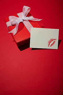 포토 JPG 스튜디오촬영 리본 종이 컬러 생활용품 포장 실내 선물 사람없음 빨간색 선물상자 상자 뷰티 립스틱 미용용품 편지 입술 오브젝트 입술모양 키스마크 국내포토 모양 내부 신체부위 화장품 파일형식