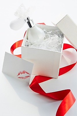 포토 JPG 스튜디오촬영 리본 종이 생활용품 실내 선물 근접촬영 사람없음 상자 화장 뷰티 화장품 립스틱 화장용품 미용용품 끈 편지 향수 입술 오브젝트 입술모양 키스마크 국내포토 모양 뷰포인트 내부 신체부위 파일형식