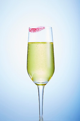 포토 JPG 스튜디오촬영 음료 음식 자국 잔 주류 실내 근접촬영 사람없음 컵 뷰티 화장품 립스틱 샴페인 샴페인잔 입술모양 키스마크 국내포토 모양 식기 뷰포인트 술잔 내부 파일형식