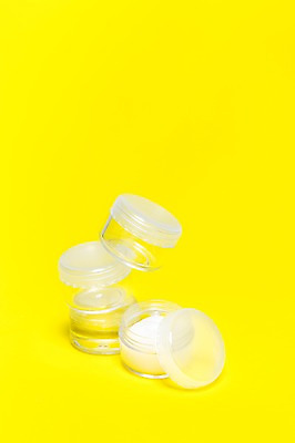 포토 JPG 스튜디오촬영 컬러 생활용품 실내 통 사람없음 뷰티 노란색 화장품 뚜껑 화장용품 미용용품 용기 오브젝트 담기 국내포토 그릇 모션 내부 파일형식