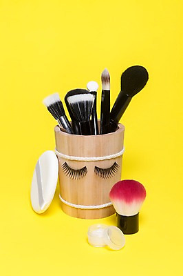 포토 JPG 스튜디오촬영 컬러 생활용품 실내 통 사람없음 화장 뷰티 노란색 화장품 화장용품 붓 미용용품 눈썹 속눈썹 오브젝트 퍼프 국내포토 얼굴 내부 파일형식