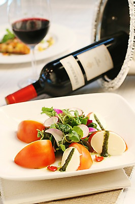 포토 JPG 그릇 접시 음식 토마토 채소 와인잔 잔 치즈 서양음식 사람없음 아웃포커스 컵 와인 샐러드 병 와인병 카프레제 적환무 국내포토 식기 술잔 병_용기 유제품 주류 촬영기법 무 파일형식