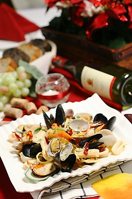 포토 JPG 그릇 접시 음식 빵 포도 조개 잔 새우 파스타 서양음식 스파게티 사람없음 아웃포커스 컵 와인 해물요리 병 해산물 와인병 오징어 홍합 코르크 해물스파게티 해물파스타 국내포토 식기 과일 병_용기 어패류 연체동물 주류 촬영기법 갑각류 수중동물 파일형식