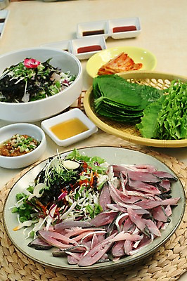 포토 JPG 그릇 접시 한식 음식 채소 김치 어류 사람없음 바구니 샐러드 생선회 회 대접 상추 덮밥 쌈 깻잎 간장 쌈장 기름장 전어회 초고추장 회덮밥 국내포토 식기 수중동물 양념 파일형식