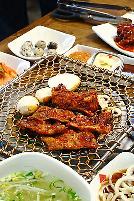 포토 JPG 그릇 접시 한식 채소 반찬 양파 김치 마늘 집게 육류 사람없음 그릴 구이 갈비 양송이 쌈장 불판 메추리알 양념갈비 갈비구이 콩나물국 국내포토 식기 음식 식재료 주방용품 알 버섯 양념 국물 파일형식