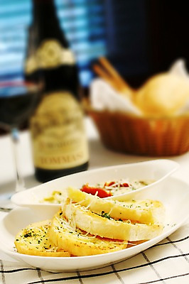 포토 JPG 그릇 접시 음식 빵 와인잔 잔 서양음식 근접촬영 사람없음 아웃포커스 컵 바구니 와인 빵집 병 바게트 와인병 마늘빵 국내포토 식기 뷰포인트 술잔 병_용기 주류 촬영기법 상점 파일형식