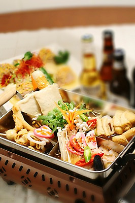 포토 JPG 그릇 접시 채소 고추 술병 맥주 근접촬영 사람없음 아웃포커스 버섯 당근 가스레인지 냄비 어묵 어묵꼬치 안주 팽이버섯 쑥갓 어묵탕 일본음식 국내포토 식기 음식 뷰포인트 병_용기 뿌리채소 주류 촬영기법 가전제품 레인지 꼬치 솥 탕 파일형식