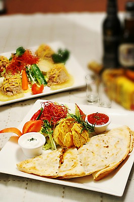 포토 JPG 그릇 접시 음식 채소 술잔 술병 잔 서양음식 사람없음 아웃포커스 장식 컵 병 무순 멕시코음식 나초 타코 국내포토 식기 병_용기 주류 촬영기법 새싹채소 파일형식