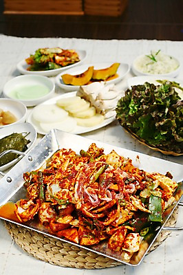 포토 JPG 그릇 접시 한식 음식 채소 호박 양파 감자 육류 사람없음 아웃포커스 바구니 버섯 당근 상추 무 매움 양배추 볶음 쌈 철판 깻잎 파 겉절이 철판볶음 국내포토 식기 식재료 김치 뿌리채소 촬영기법 맛 파일형식