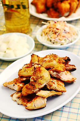 포토 JPG 그릇 접시 한식 음식 채소 잔 맥주 육류 근접촬영 사람없음 아웃포커스 컵 치킨 닭고기 샐러드 닭 무 구이 안주 양배추 맥주잔 훈제 훈제치킨 훈제요리 치맥 국내포토 식기 뷰포인트 술잔 식재료 조류 뿌리채소 주류 촬영기법 닭고기요리 파일형식