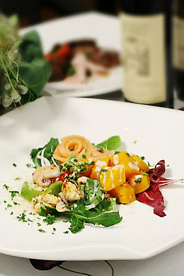 포토 JPG 그릇 접시 음식 채소 서양음식 어류 근접촬영 사람없음 아웃포커스 샐러드 병 와인병 연어 주꾸미 해물샐러드 제철음식 국내포토 식기 뷰포인트 병_용기 연체동물 촬영기법 와인 수중동물 제철 파일형식