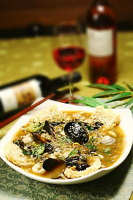 포토 JPG 그릇 접시 음식 잎 채소 와인잔 젓가락 조개 잔 사람없음 아웃포커스 컵 중식 와인 해물요리 병 해산물 와인병 홍합 깨 누룽지 주꾸미 해물누룽지탕 제철음식 국내포토 식물 식기 술잔 식재료 병_용기 어패류 연체동물 주류 촬영기법 수저 수중동물 조미료 누룽지탕 제철 파일형식