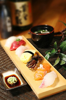 포토 JPG 그릇 접시 음식 어류 근접촬영 사람없음 아웃포커스 계란 초밥 병 고추냉이 머스터드 생선초밥 국 간장 연어 장국 계란초밥 연어초밥 일본음식 국내포토 식기 뷰포인트 촬영기법 알 수중동물 양념 소스_음식 파일형식