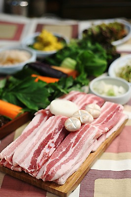 포토 JPG 그릇 접시 채소 식재료 반찬 양파 생고기 육류 돼지고기 근접촬영 사람없음 아웃포커스 당근 식탁보 상추 쌈 삼겹살 양송이 나무받침 쌈채소 국내포토 식기 음식 뷰포인트 뿌리채소 촬영기법 목재 버섯 받침대 파일형식