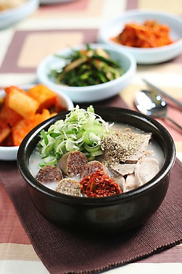 포토 JPG 그릇 접시 한식 음식 채소 젓가락 반찬 김치 수저 육류 근접촬영 사람없음 아웃포커스 숟가락 양념 깍두기 천 뚝배기 부추 파 순대 들깨 부추무침 순대국 국내포토 식기 뷰포인트 식재료 촬영기법 직물 국 깨 무침 파일형식