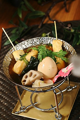 포토 JPG 잎 채소 나뭇잎 사람없음 아웃포커스 꼬치 가스레인지 냄비 어묵 어묵꼬치 쑥갓 삶은계란 연근 곤약 어묵탕 일본음식 국내포토 식물 음식 촬영기법 계란 가전제품 레인지 솥 계란요리 탕 파일형식