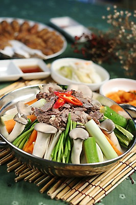 포토 JPG 그릇 접시 한식 음식 채소 고추 반찬 김치 육류 근접촬영 사람없음 아웃포커스 버섯 냄비 깍두기 탕 간장 대나무발 파 백김치 버섯전골 국내포토 식기 뷰포인트 식재료 촬영기법 양념 솥 전골 파일형식