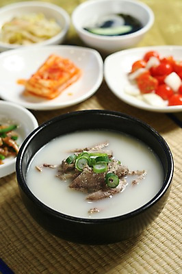 포토 JPG 그릇 접시 한식 채소 반찬 김치 사람없음 아웃포커스 뚝배기 파 설렁탕 국내포토 식기 음식 촬영기법 탕 파일형식
