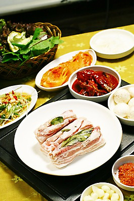 포토 JPG 그릇 접시 채소 식재료 반찬 김치 마늘 생고기 돼지고기 사람없음 바구니 버섯 식탁보 상추 삼겹살 양송이 쌈장 불판 쌈채소 양념게장 월계수 국내포토 식기 한식 음식 육류 양념 게장 파일형식