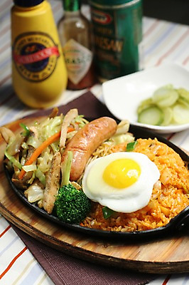 포토 JPG 그릇 접시 음식 채소 밥 서양음식 육류 근접촬영 사람없음 아웃포커스 양념 소시지 병 브로콜리 계란프라이 피클 철판 볶음밥 반숙 철판볶음밥 국내포토 식기 뷰포인트 식재료 촬영기법 가공식품 계란요리 절임 파일형식