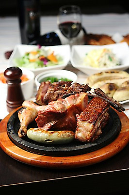 포토 JPG 그릇 접시 음식 채소 와인잔 잔 서양음식 육류 돼지고기 근접촬영 사람없음 아웃포커스 컵 와인 치킨 닭고기 샐러드 소시지 병 바비큐 구이 와인병 철판 양념통 닭다리 국내포토 식기 뷰포인트 술잔 식재료 병_용기 주류 촬영기법 통 양념 가공식품 닭고기요리 파일형식