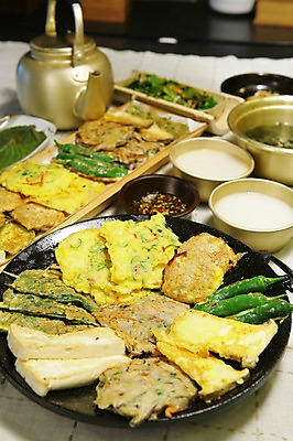 포토 JPG 그릇 접시 한식 음식 술잔 고추 주전자 잔 사람없음 아웃포커스 버섯 대접 동그랑땡 전 안주 국 깻잎 간장 두부 부침개 막걸리 동동주 모듬전 국내포토 식기 채소 주방용품 주류 촬영기법 양념 파일형식