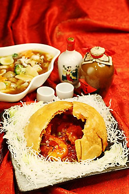 포토 JPG 그릇 접시 음식 술잔 술병 잔 새우 사람없음 아웃포커스 컵 중식 튀김 병 새우요리 깐쇼새우 국내포토 식기 병_용기 주류 촬영기법 갑각류 파일형식