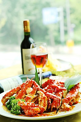 포토 JPG 그릇 접시 음식 와인잔 나뭇잎 잔 서양음식 사람없음 아웃포커스 컵 와인 해물요리 게 병 해산물 와인병 킹크랩 대게 게요리 국내포토 식기 잎 술잔 병_용기 주류 촬영기법 갑각류 파일형식