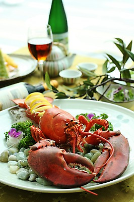 포토 JPG 그릇 접시 음식 와인잔 잔 서양음식 근접촬영 사람없음 아웃포커스 컵 와인 해물요리 병 바닷가재 레몬 해산물 와인병 가재요리 국내포토 식기 뷰포인트 술잔 과일 병_용기 주류 촬영기법 가재 파일형식