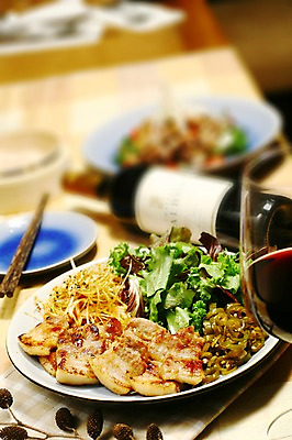 포토 JPG 접시 채소 와인잔 젓가락 서양음식 육류 근접촬영 사람없음 아웃포커스 와인 샐러드 와인병 삼겹살 고기구이 국내포토 식기 음식 뷰포인트 술잔 식재료 병_용기 주류 촬영기법 수저 돼지고기 구이 파일형식