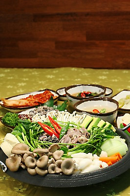 포토 JPG 그릇 접시 한식 음식 채소 고추 호박 반찬 양파 김치 떡 육류 사람없음 버섯 냄비 두부 팽이버섯 전골 물김치 쑥갓 곱창 막창 미나리 곱창전골 국내포토 식기 식재료 솥 파일형식