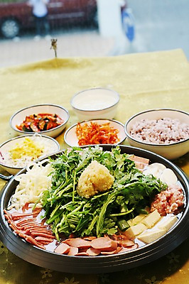 포토 JPG 그릇 접시 한식 음식 채소 밥 반찬 떡 마늘 사람없음 아웃포커스 샐러드 면류 면 소시지 냄비 찌개 탕 햄 두부 전골 물김치 쑥갓 부대찌개 오이무침 국내포토 식기 김치 촬영기법 육류 가공식품 솥 무침 파일형식