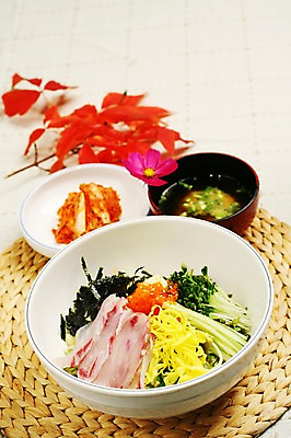 포토 JPG 그릇 꽃 한식 음식 채소 나뭇잎 김치 오이 어류 사람없음 아웃포커스 계란 회 대접 김 덮밥 국 비빔밥 무순 날치알 지단 회덮밥 국내포토 식물 식기 잎 촬영기법 알 수중동물 고명 해조류 새싹채소 파일형식