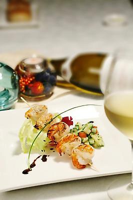 포토 JPG 그릇 접시 음식 채소 와인잔 초 촛불 잔 새우 서양음식 근접촬영 사람없음 아웃포커스 장식 컵 와인 꼬챙이 꼬치 병 구이 와인병 새우요리 꼬치구이 꼬치요리 국내포토 식기 뷰포인트 술잔 주방용품 병_용기 주류 촬영기법 갑각류 요리 파일형식