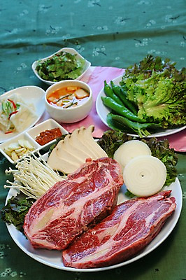 포토 JPG 그릇 접시 음식 채소 식재료 고추 반찬 양파 마늘 생고기 육류 사람없음 버섯 소고기 상추 쌈 깻잎 팽이버섯 쌈장 물김치 백김치 겉절이 국내포토 식기 김치 양념 파일형식