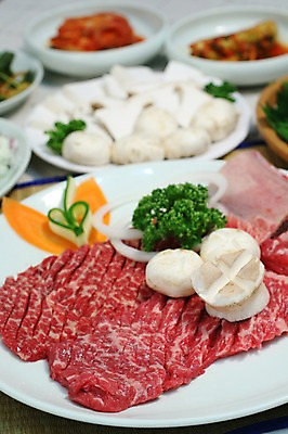 포토 JPG 그릇 접시 음식 채소 식재료 반찬 양파 김치 오이 파슬리 생고기 육류 근접촬영 사람없음 아웃포커스 버섯 당근 갈비 양송이 칼집 오이김치 국내포토 식기 한식 뷰포인트 뿌리채소 촬영기법 파일형식