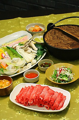 포토 JPG 그릇 접시 채소 반찬 김치 오이 떡 생고기 육류 사람없음 버섯 샐러드 소고기 냄비 배추 만두 팽이버섯 물김치 샤브샤브 칼국수 일본음식 국내포토 식기 한식 음식 식재료 솥 국수 파일형식 주방용품 면류 생활용품 오브젝트
