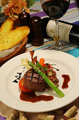 포토 JPG 그릇 접시 꽃 음식 빵 토마토 채소 와인잔 잔 서양음식 육류 스테이크 사람없음 아웃포커스 장식 컵 바구니 와인 병 바게트 구이 와인병 아스파라거스 양념통 코르크 마늘빵 국내포토 식물 식기 술잔 식재료 병_용기 주류 촬영기법 통 양념 파일형식