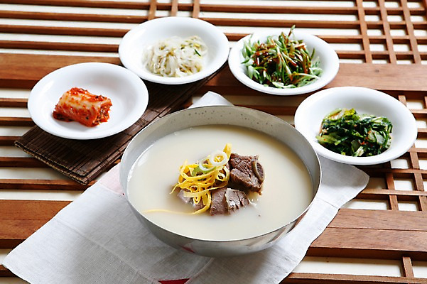 포토 JPG 그릇 접시 한식 음식 반찬 김치 사람없음 전통음식 소고기 대접 천 전통문 파 갈비탕 열무김치 지단 돌나물 숙주나물 국내포토 전통 식기 채소 육류 문 직물 고명 탕 나물 파일형식