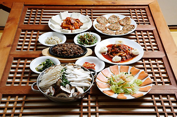 포토 JPG 한국전통 전통 그릇 접시 한식 음식 채소 반찬 김치 육류 어류 사람없음 버섯 샐러드 전통음식 회 면류 면 냄비 상차림 전 볶음 나물 철판 두부 전통문 팽이버섯 부침개 전골 한정식 불고기 낙지볶음 열무김치 빈대떡 돌나물 두부김치 버섯전골 소면 국내포토 식기 식재료 떡 한국 문 수중동물 솥 정식 파일형식