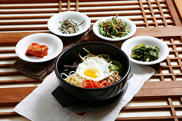 포토 JPG 한국전통 전통 그릇 접시 한식 음식 채소 반찬 김치 사람없음 계란 당근 전통음식 계란프라이 천 뚝배기 나물 비빔밥 전통문 콩나물 한정식 조각보 열무김치 냄비받침 돌나물 돌솥비빔밥 멸치볶음 반숙 국내포토 식기 뿌리채소 한국 문 알 직물 보자기_천 계란요리 받침대 볶음 정식 파일형식